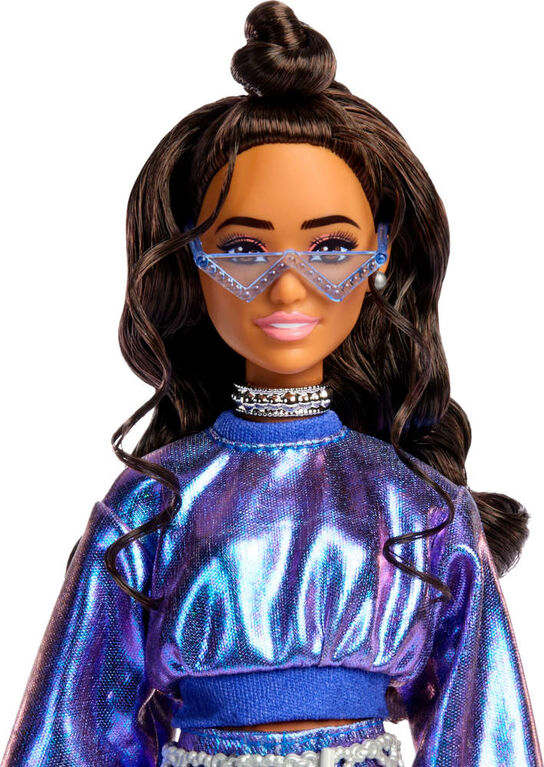 Barbie Deluxe Style Fashion Doll #7 in Metallic Blue Top and Skirt with Accessories, Brunette