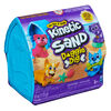 Kinetic Sand, Doggie Dig avec outil multi-usage surprise en forme de chien, 170 g de sable de plage et rangement de sable à modeler (plusieurs modèles disponibles.), jouets sensoriels