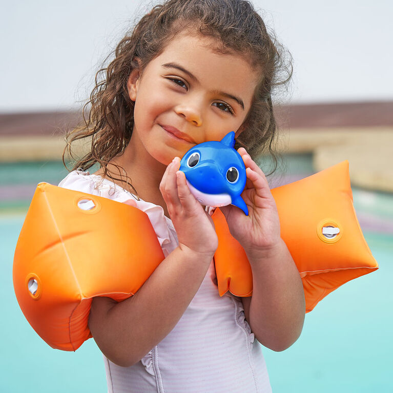 Robo Alive Junior Baby Shark Battery-Powered Sing and Swim Bath Toy by ZURU