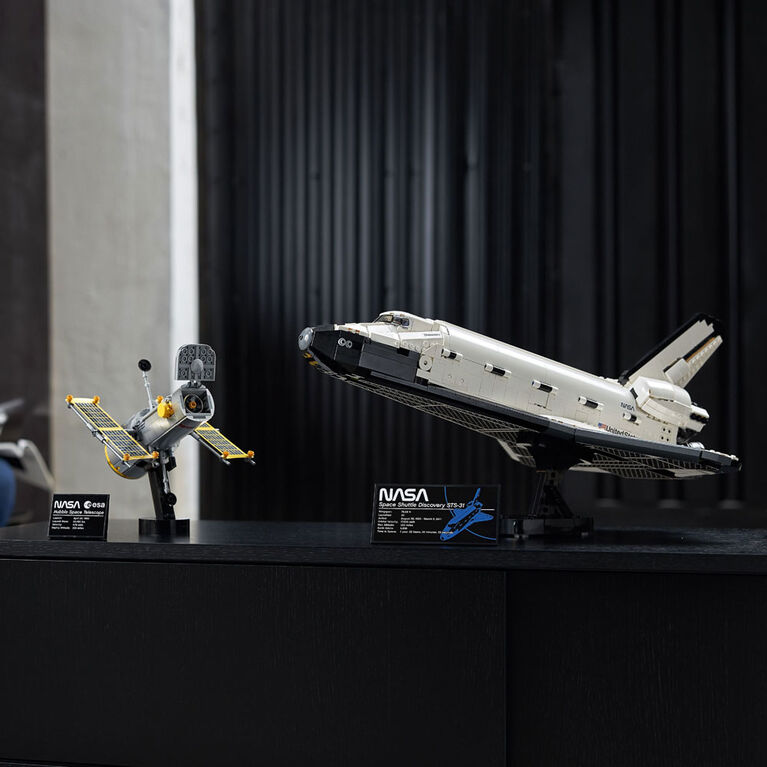 LEGO La navette spatiale Discovery de la NASA 10283 (2354 pièces)