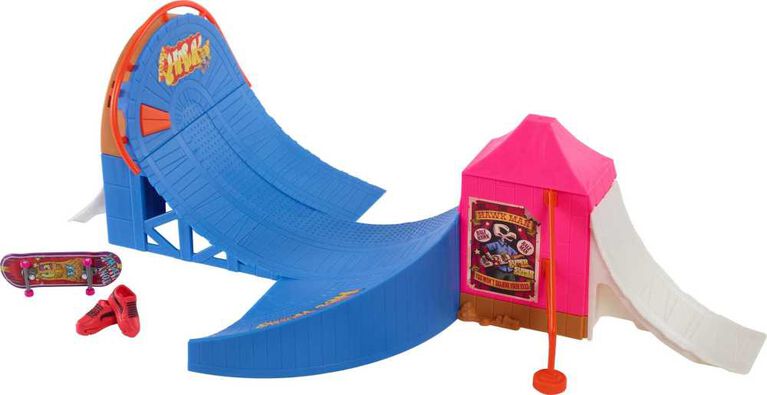 Hot Wheels Skate Amusement Park Set with Tony Hawk Fingerboard
