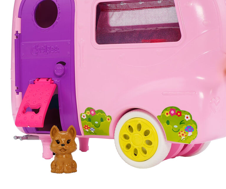 Coffret de jeu Caravane Barbie Club Chelsea avec poupée, chiot, voiture, caravane qui se transforme et accessoires