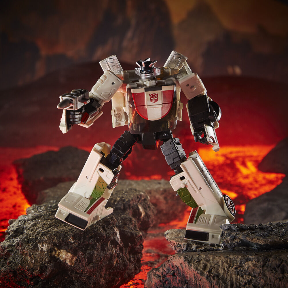 Transformers Toys Generations War for Cybertron: Kingdom Deluxe WFC-K24 Wheeljack Action Figure