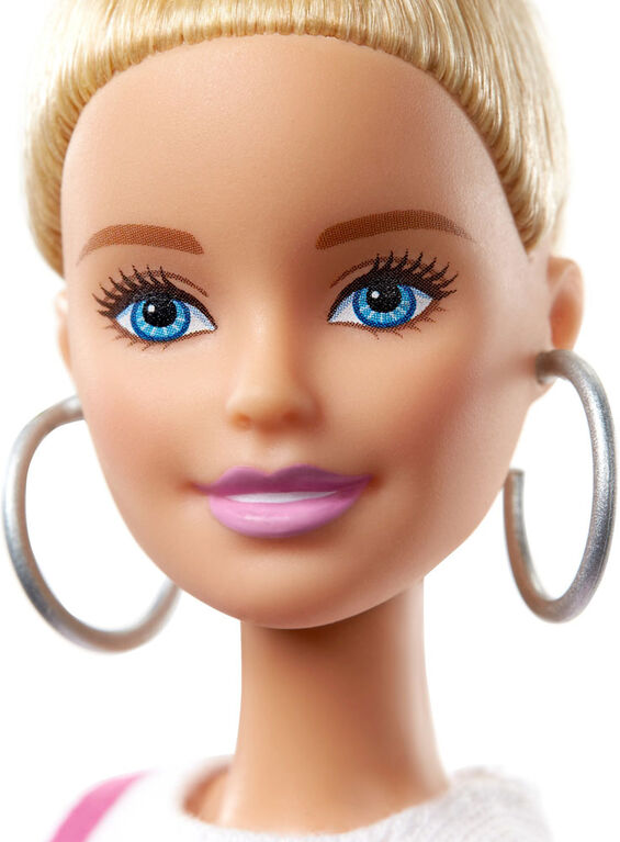 Barbie Fashionistas - Poupée 142, chignon blond et robe à carreaux