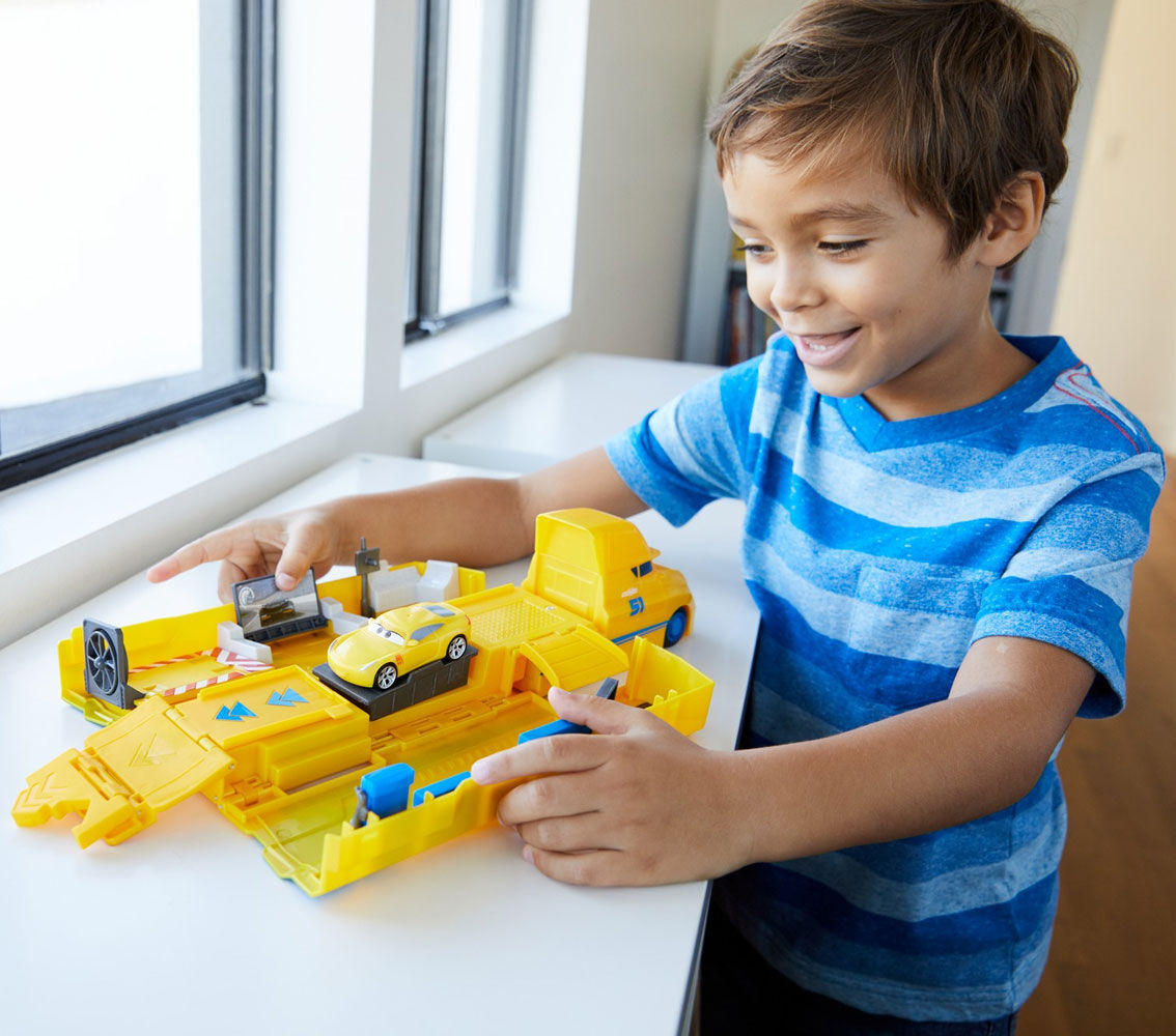 Disney pixar cars online cruz ramirez's hauler playset