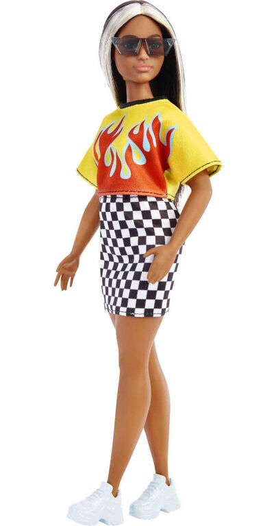 Poupée Barbie Fashionistas179, Crop Top à Flammes, Jupe à Carreaux, Baskets et Lunettes de Soleil