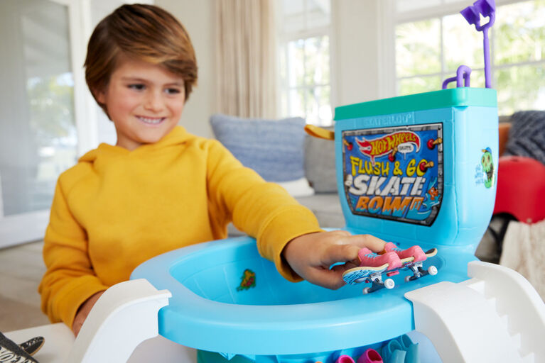 Hot Wheels Skate Flush & Go Skate Bowl Fingerboard Set with 1 Exclusive Board & Pair of Removable Skate Shoes