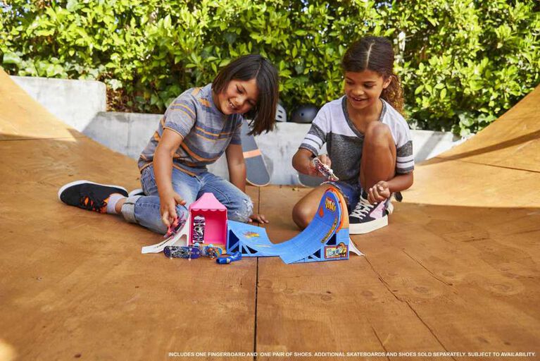 Hot Wheels Skate Amusement Park Set with Tony Hawk Fingerboard