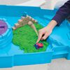 Kinetic Sand, Coffret Super bac à sable avec 4,5 kg de Kinetic Sand, Bac à sable portable avec 10 moules et outils, sable de jeu sensoriel pour les enfants à partir de 3 ans