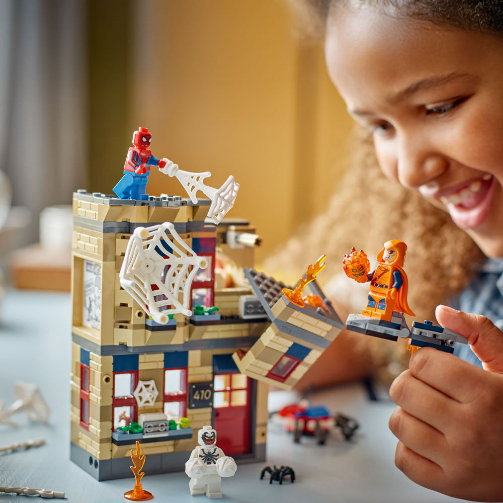 LEGO Marvel Peter Parker's Apartment - Super Hero Building Toy with 4 Minifigures for Boys and Girls - 76317