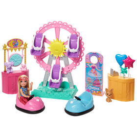 Coffret Barbie Club Chelsea sp&eacute;cial f&ecirc;te foraine avec poup&eacute;e de 15 cm, tenue et accessoires, grande roue, auto-tamponneuses, chiot et plus encore