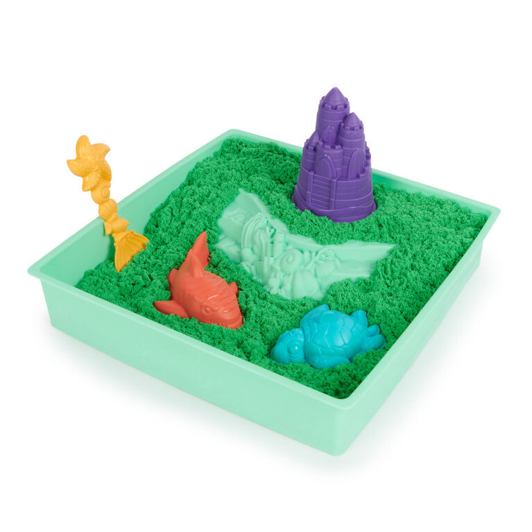 Kinetic Sand Sandbox Set, 1lb Play Sand, Sandbox Storage, 4 Molds and Tools, Sensory Toys (Styles May Vary)
