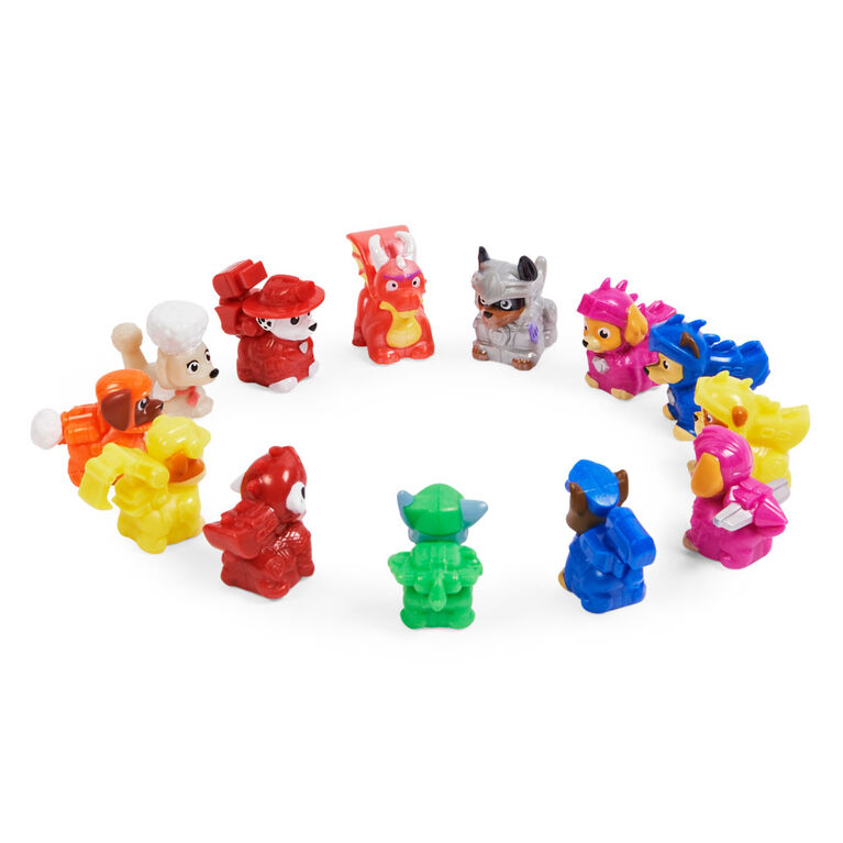 PAW Patrol, Rescue Knights Mini-figurine surprise à collectionner de 5,1 cm avec une boîte tour de château (plusieurs modèles disponibles)